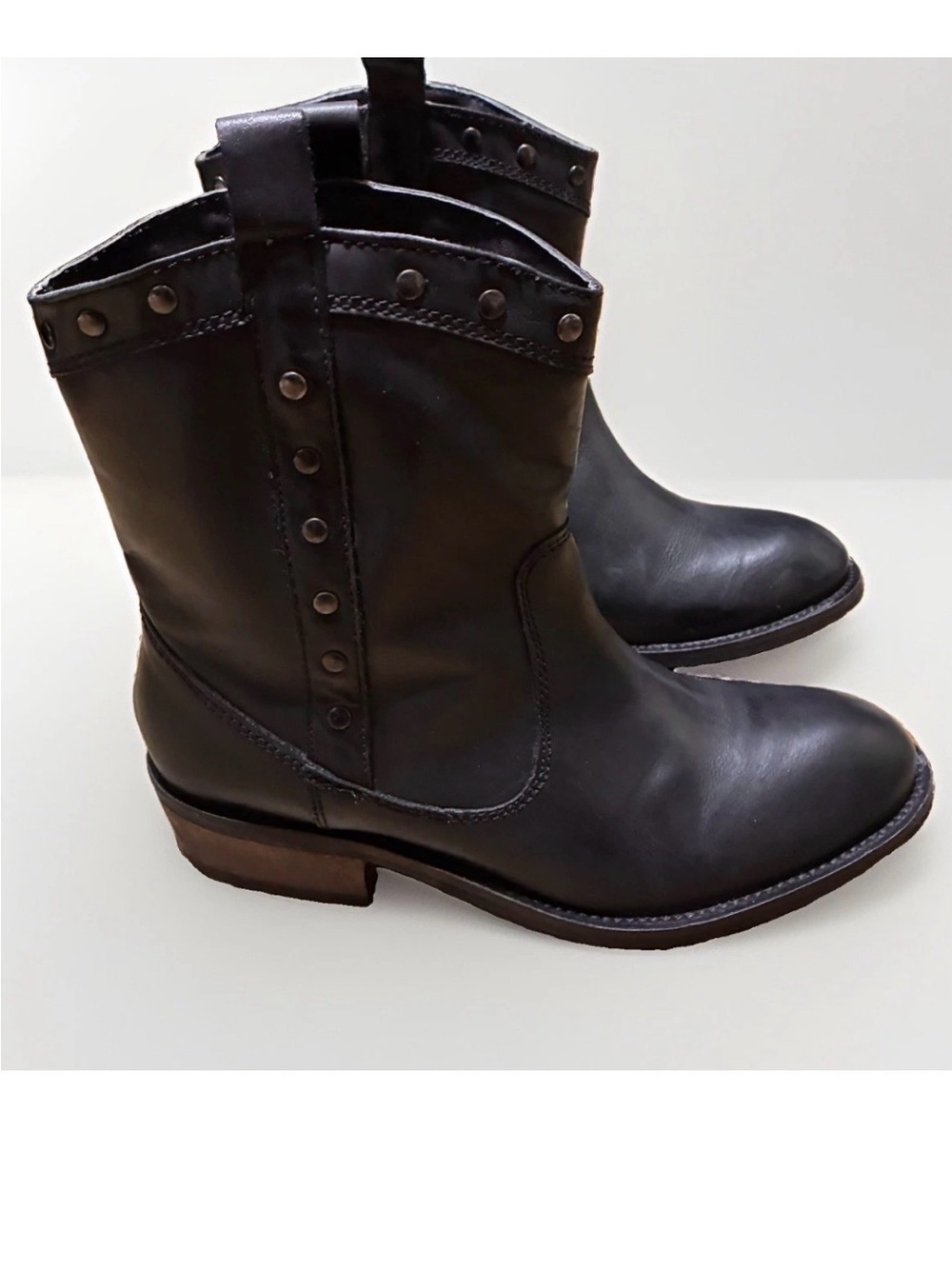 dingo Black Studded Leather Western Ankle Boots 7.5 Pull Loops Biker Cowgirl - Picture 1 of 8